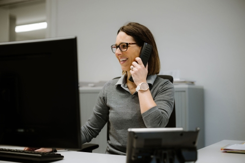 Telefonisch und per E-Mail